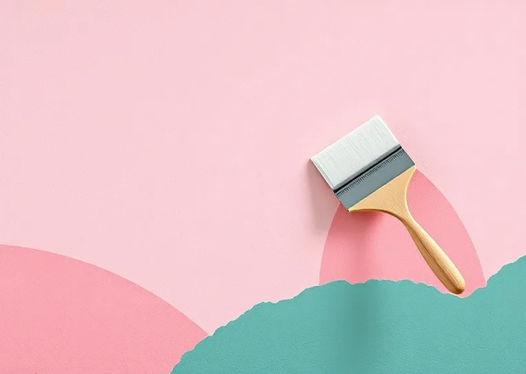 Application d'un enduit décoratif à la lisseuse sur un mur